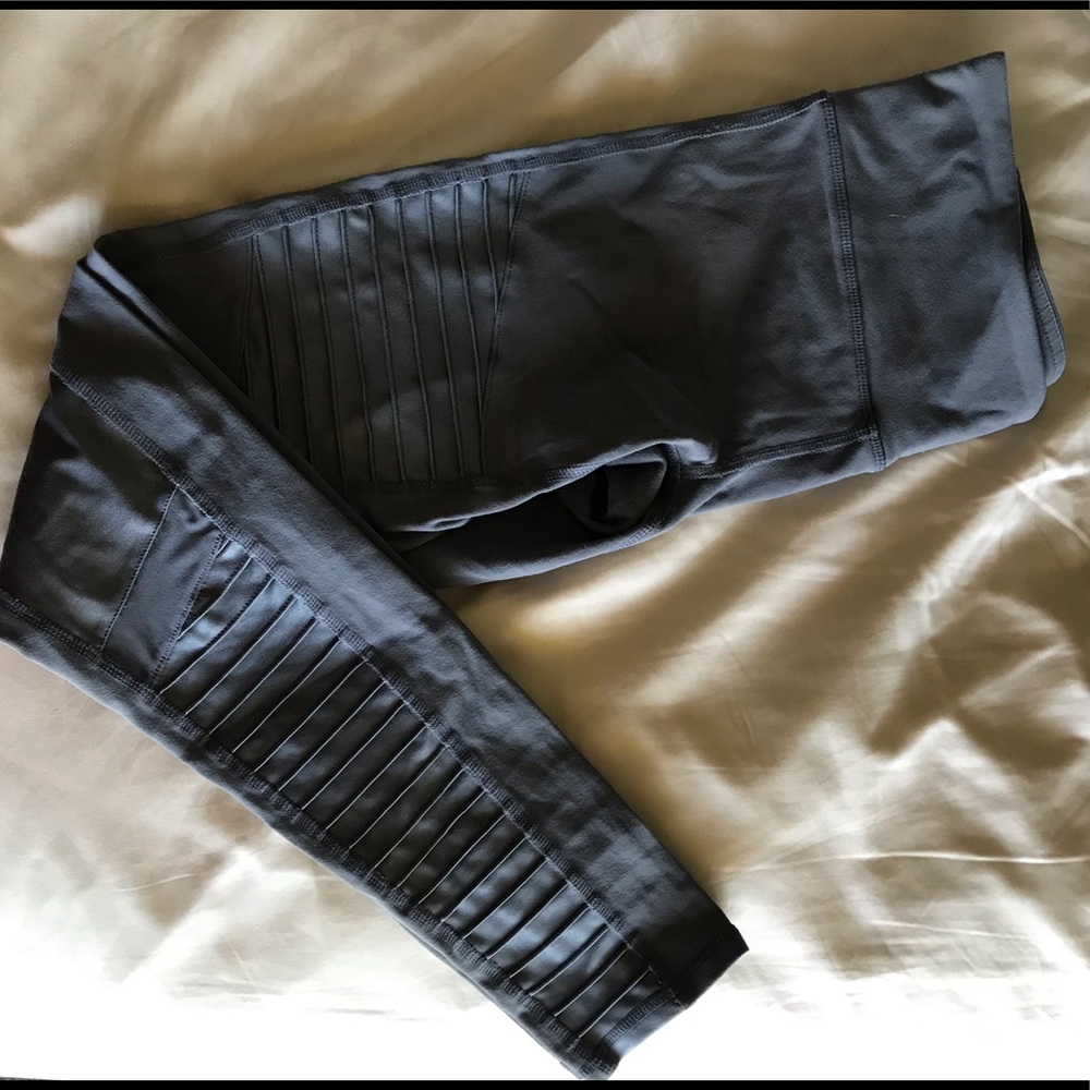VGUC Alo Yoga Moto Leggings